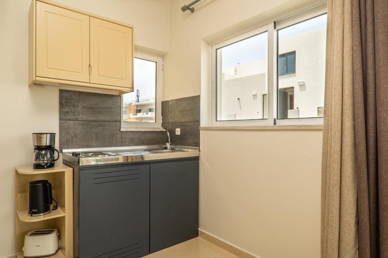 Manos Beachside Apartments Agia Marina  ภายนอก รูปภาพ