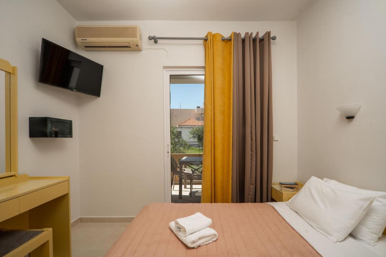 Manos Beachside Apartments Agia Marina  ภายนอก รูปภาพ