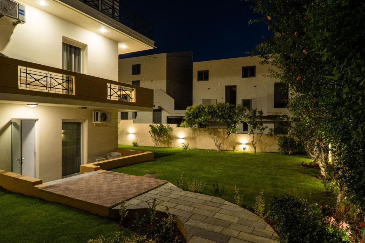 Manos Beachside Apartments Agia Marina  ภายนอก รูปภาพ