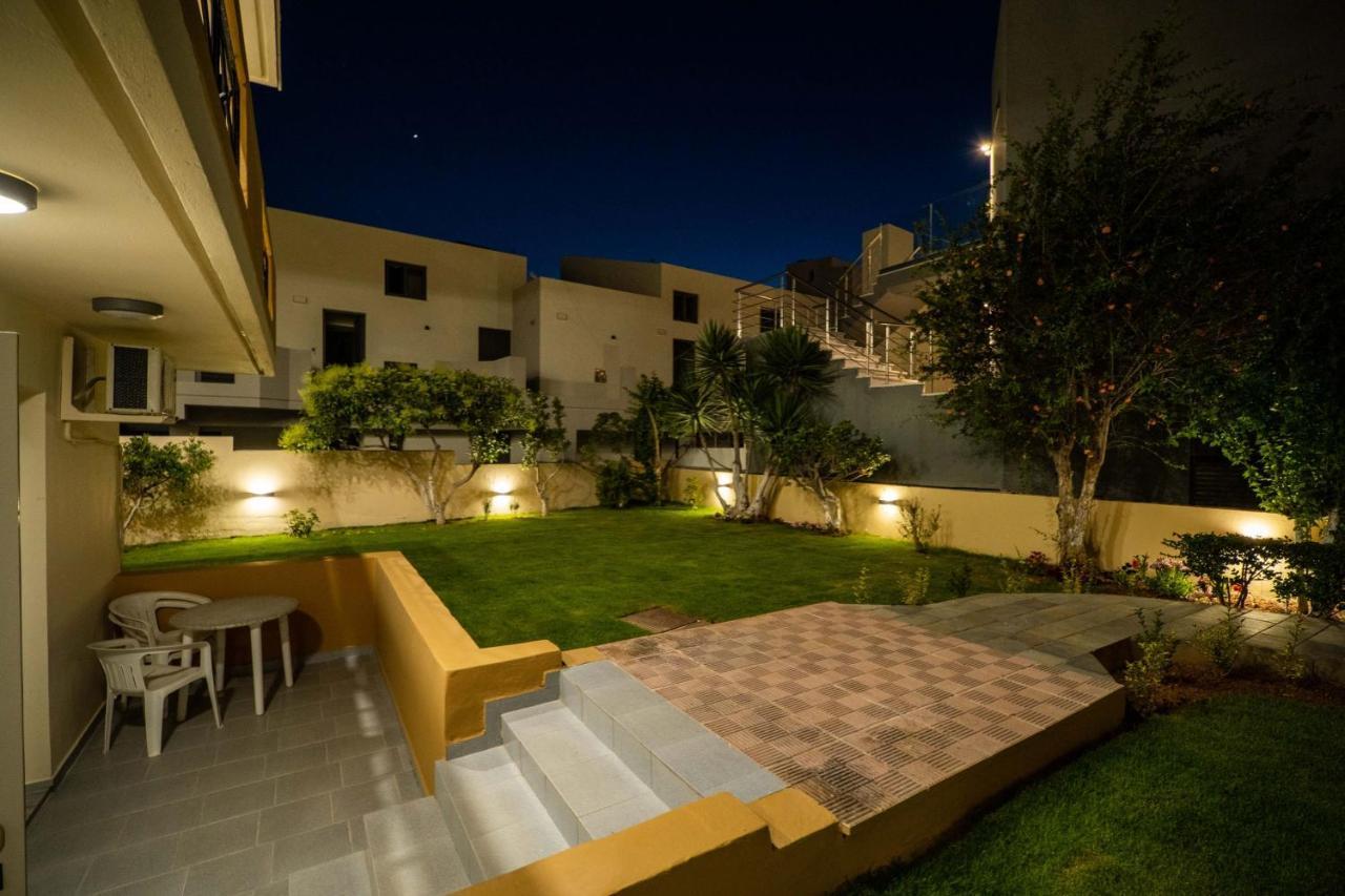 Manos Beachside Apartments Agia Marina  ภายนอก รูปภาพ