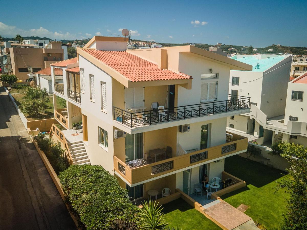 Manos Beachside Apartments Agia Marina  ภายนอก รูปภาพ