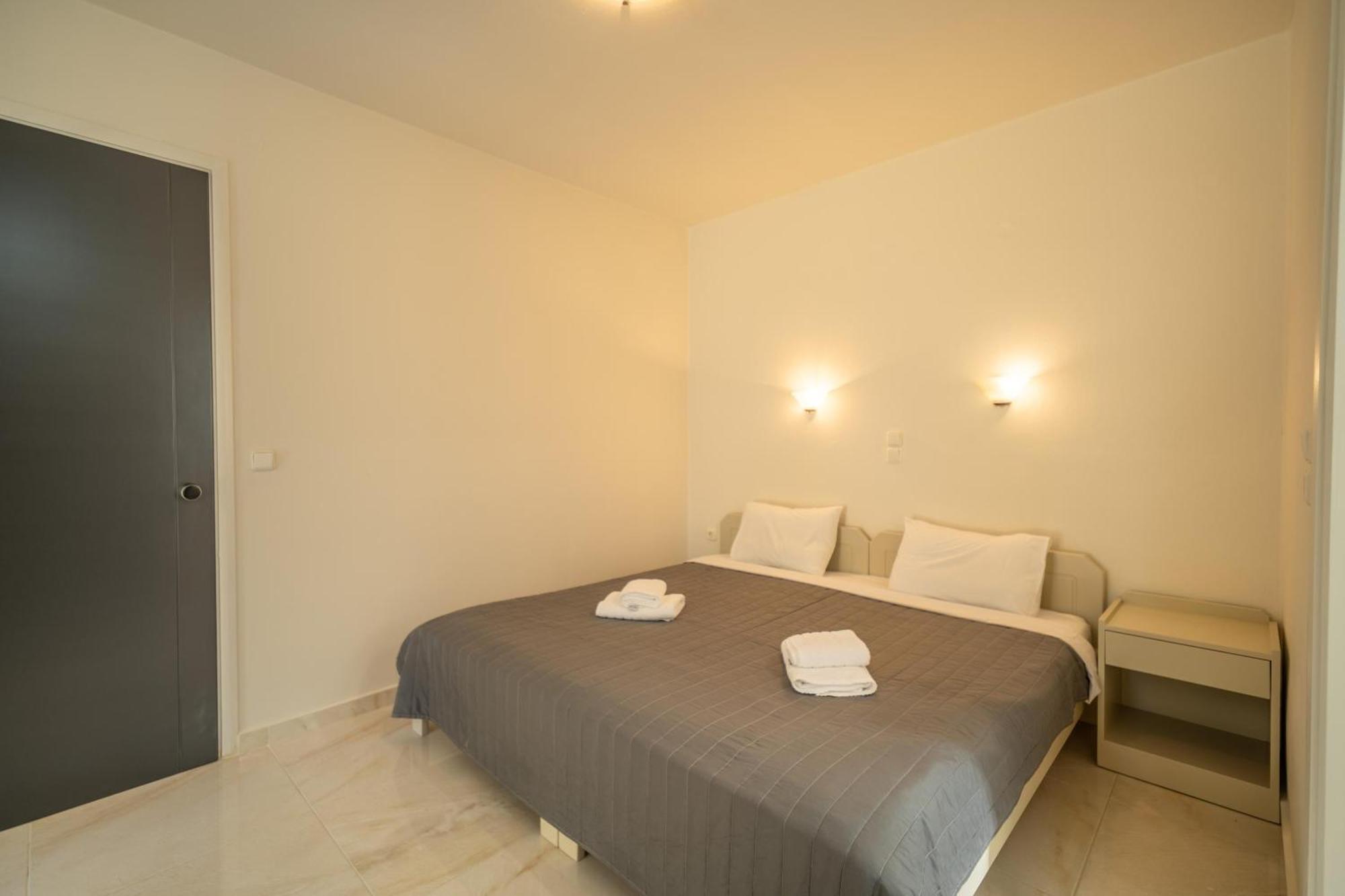 Manos Beachside Apartments Agia Marina  ภายนอก รูปภาพ