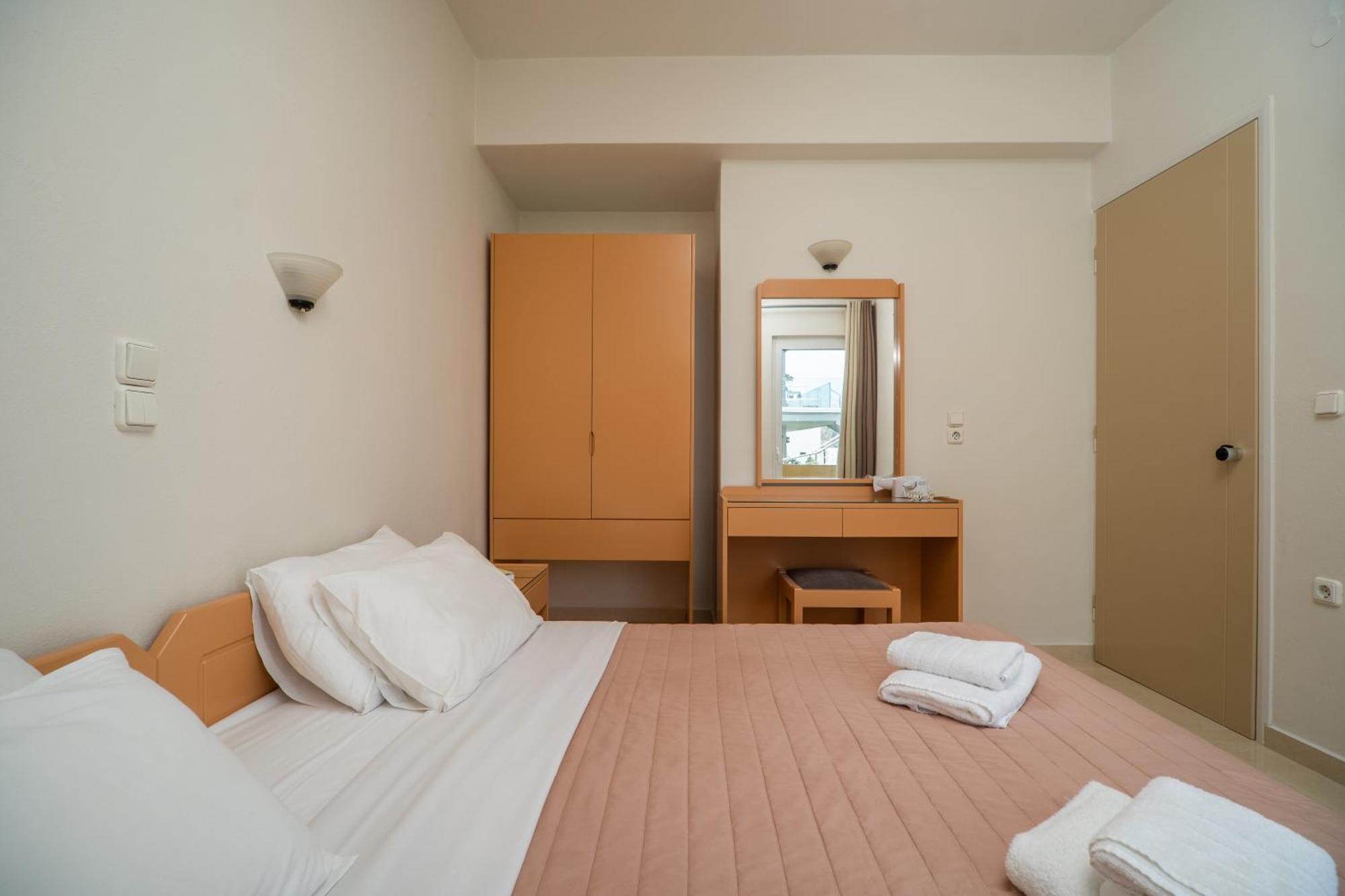 Manos Beachside Apartments Agia Marina  ห้อง รูปภาพ