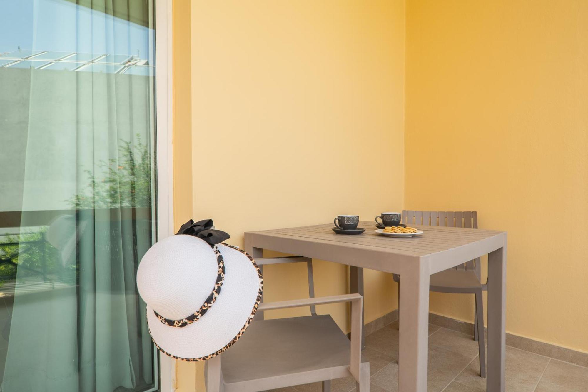 Manos Beachside Apartments Agia Marina  ห้อง รูปภาพ