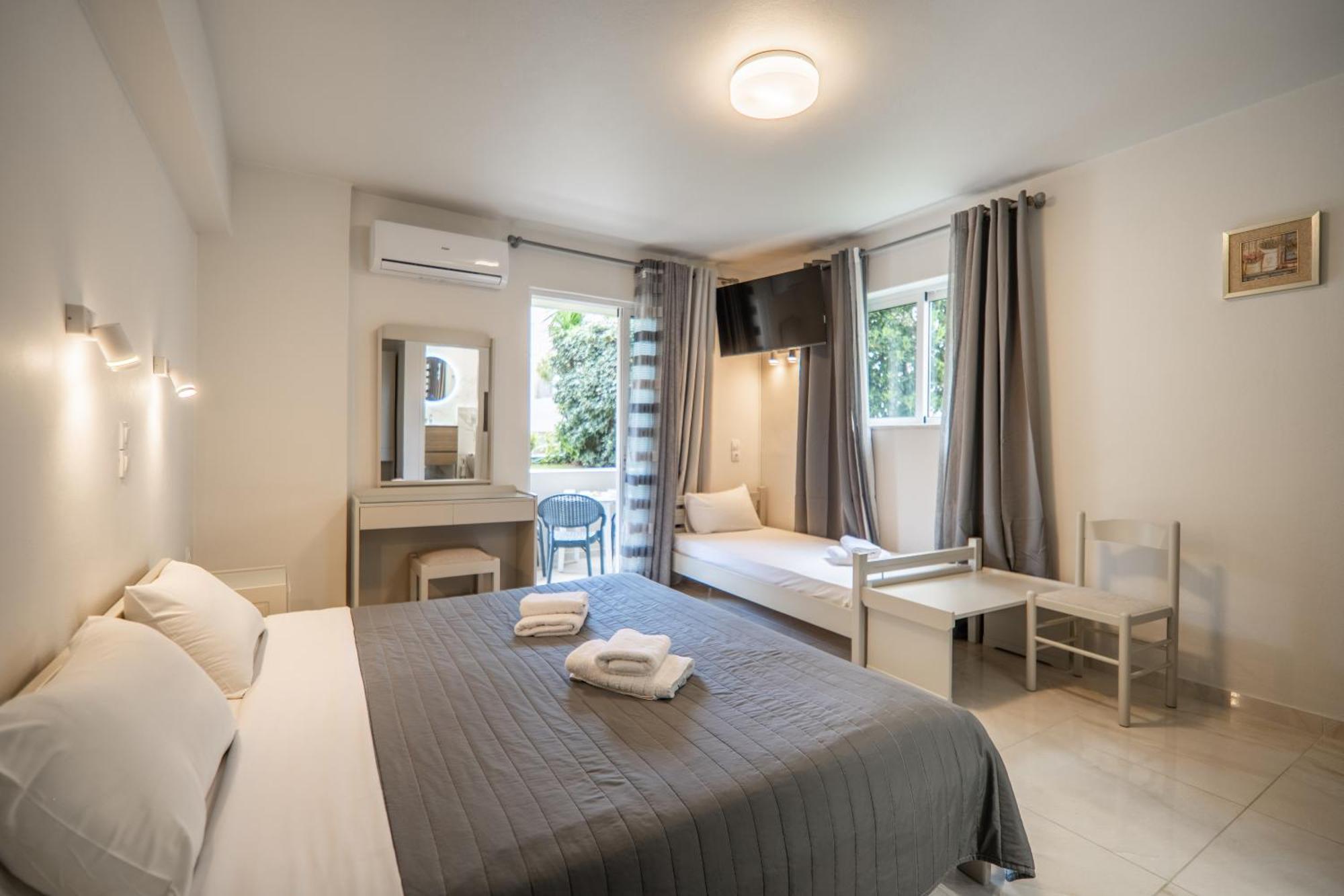 Manos Beachside Apartments Agia Marina  ภายนอก รูปภาพ