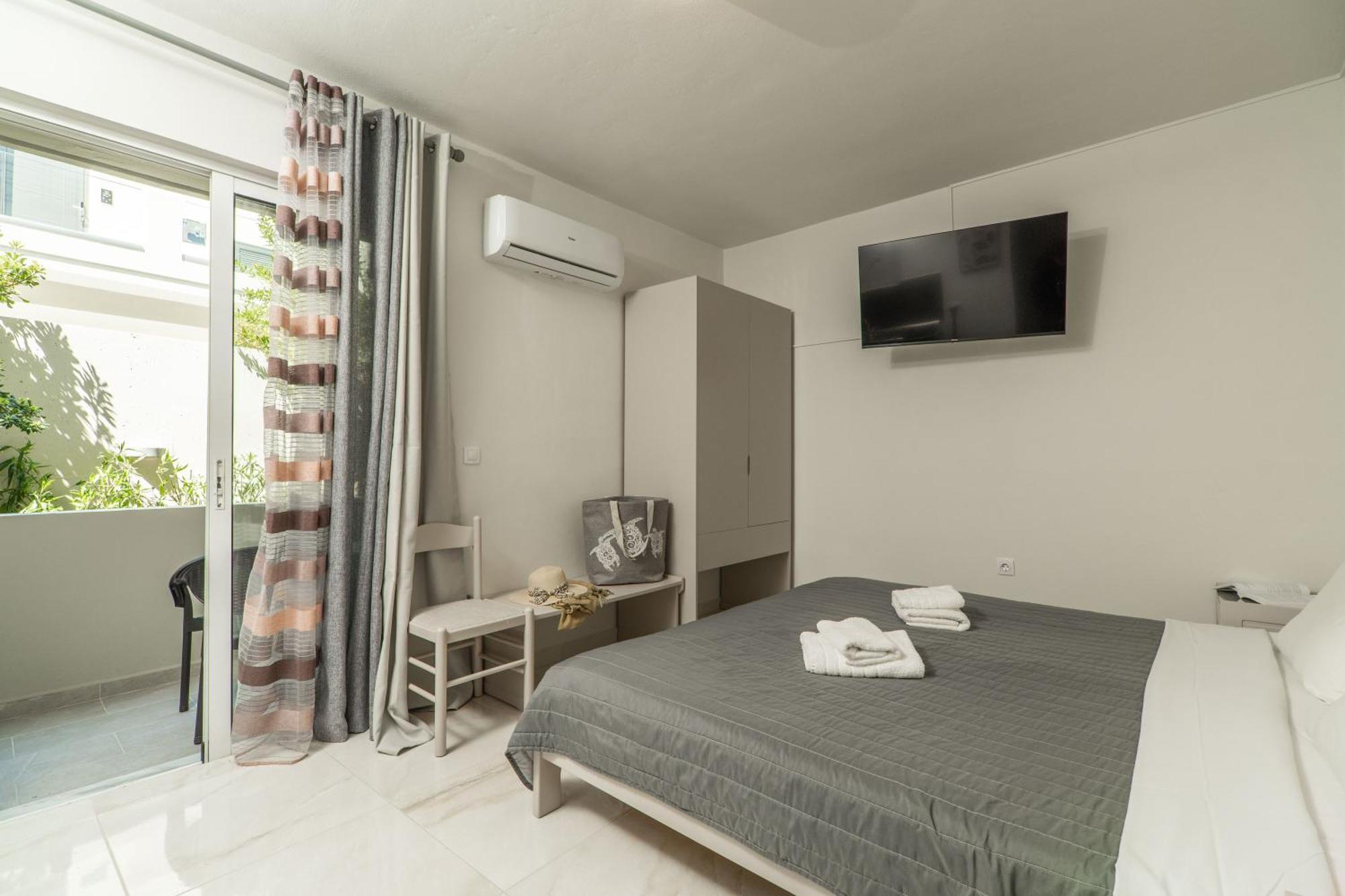 Manos Beachside Apartments Agia Marina  ภายนอก รูปภาพ