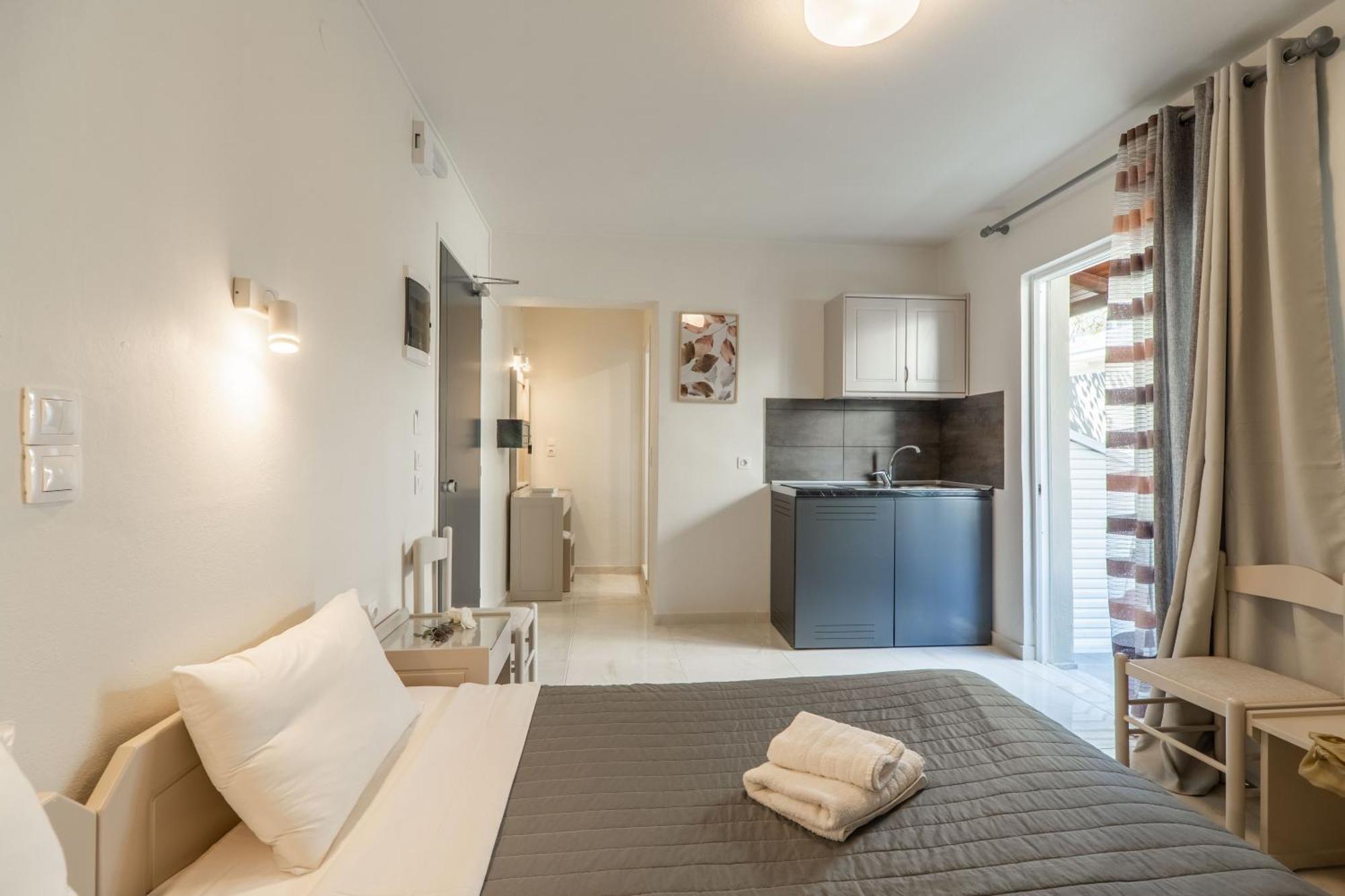 Manos Beachside Apartments Agia Marina  ภายนอก รูปภาพ