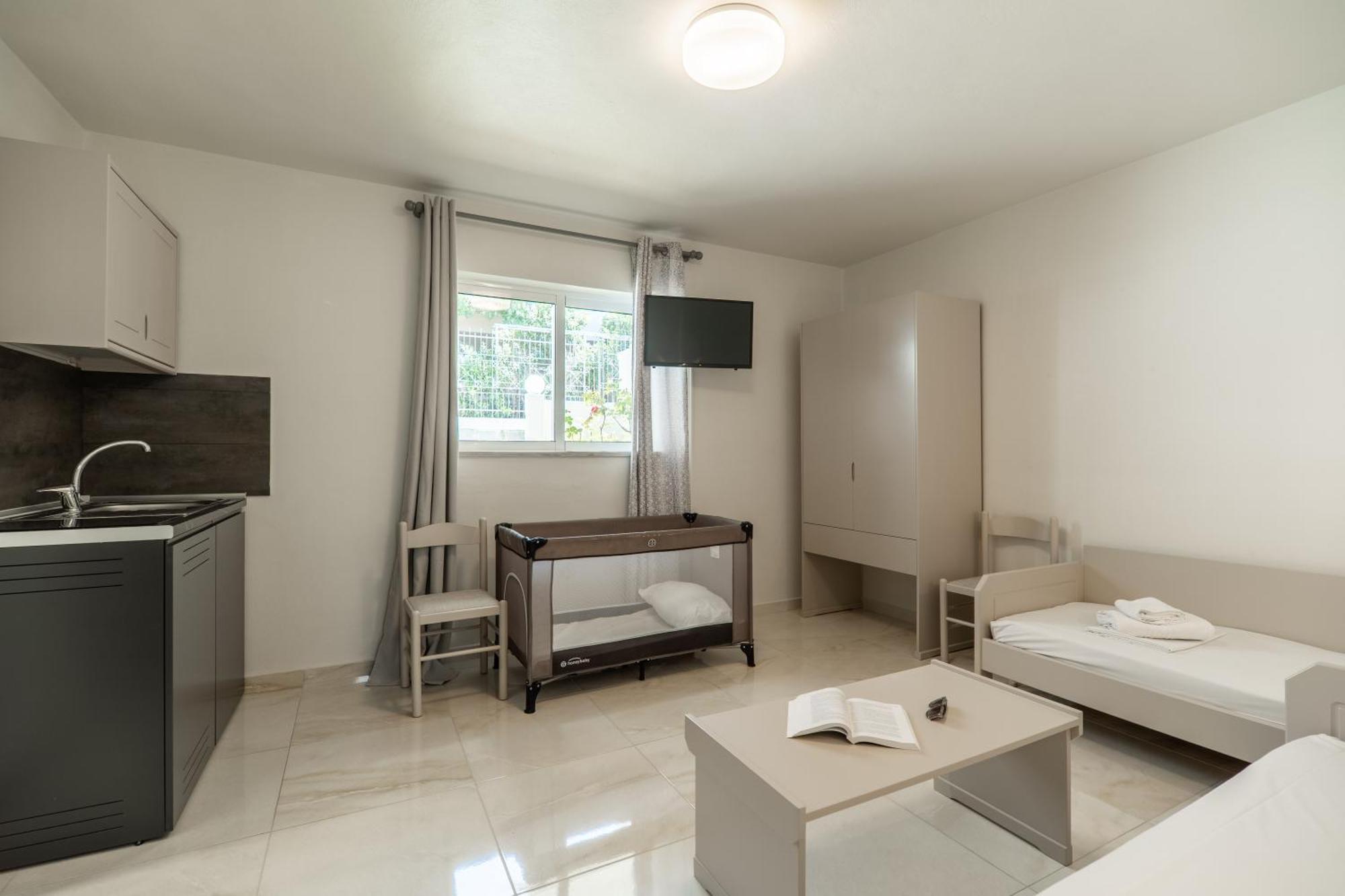 Manos Beachside Apartments Agia Marina  ห้อง รูปภาพ