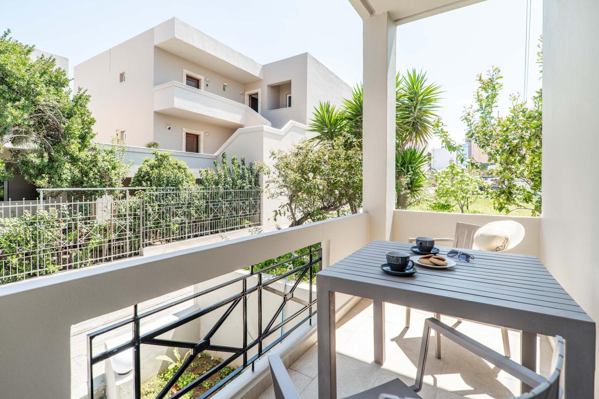 Manos Beachside Apartments Agia Marina  ห้อง รูปภาพ