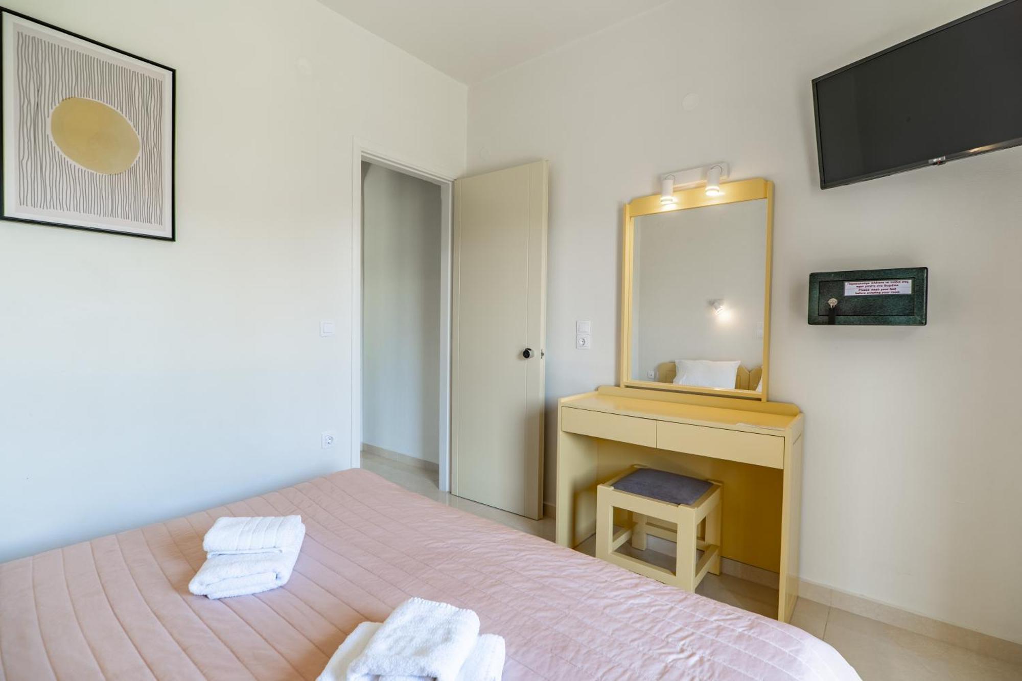 Manos Beachside Apartments Agia Marina  ภายนอก รูปภาพ