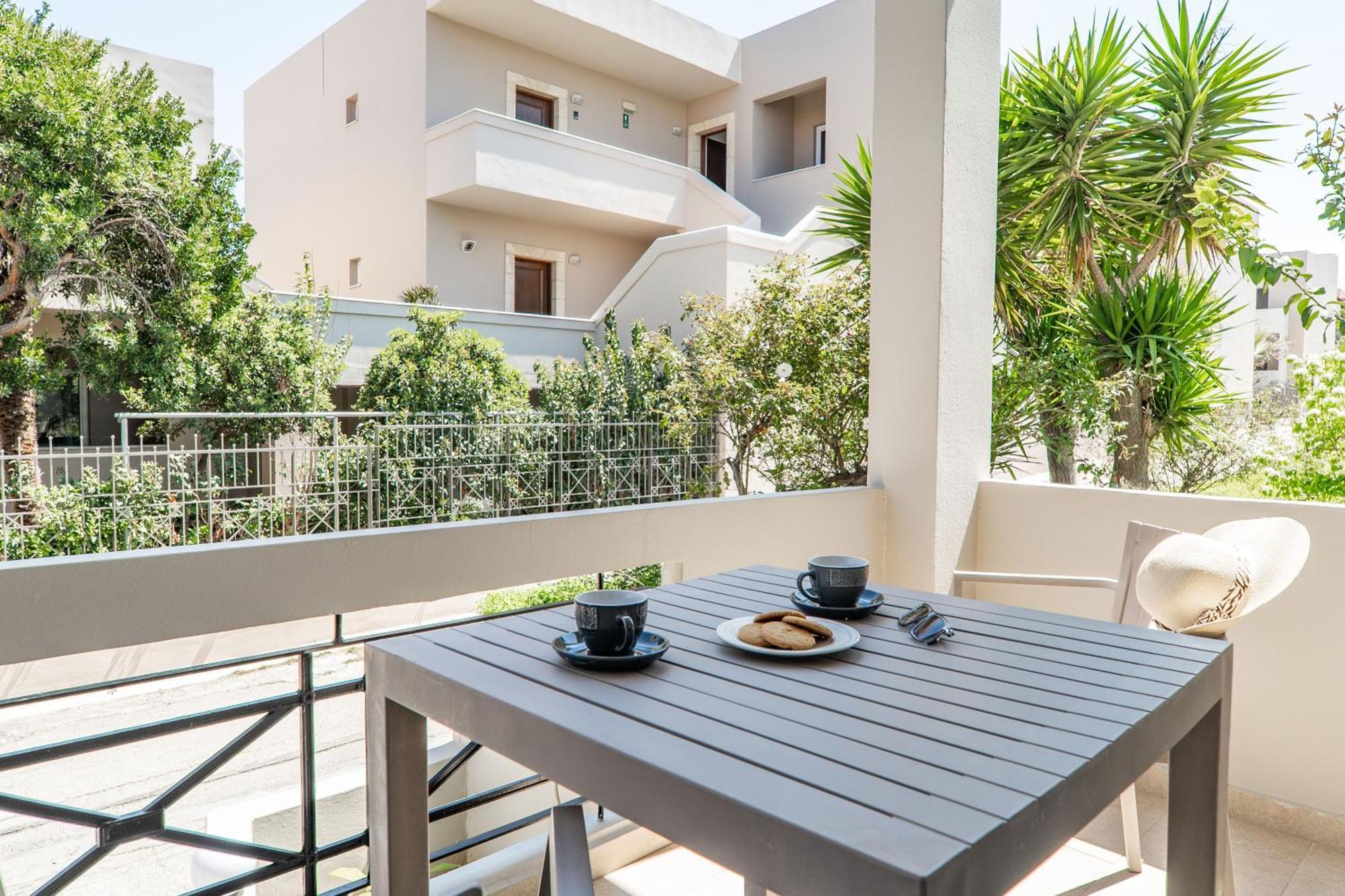 Manos Beachside Apartments Agia Marina  ห้อง รูปภาพ
