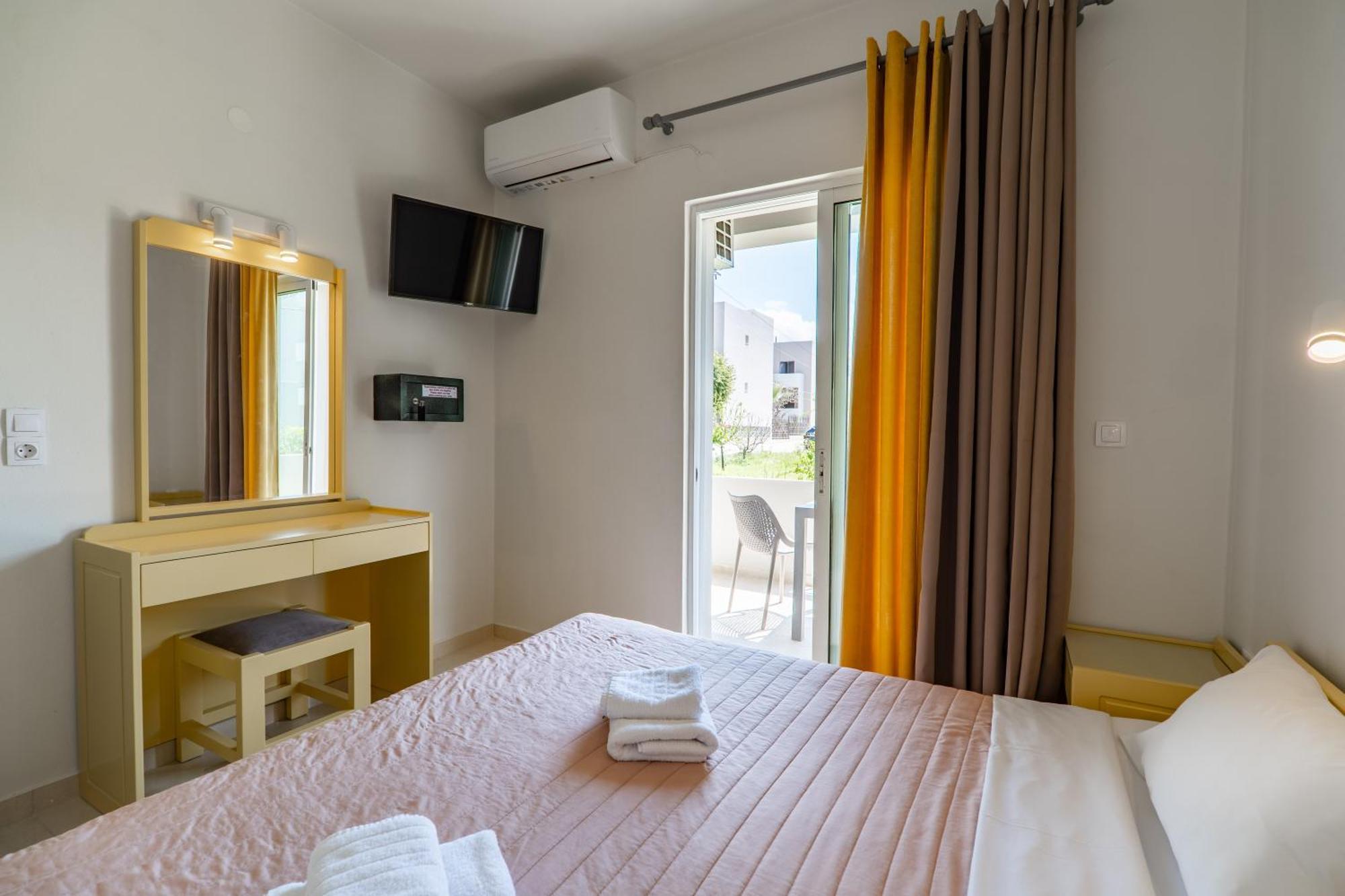 Manos Beachside Apartments Agia Marina  ภายนอก รูปภาพ