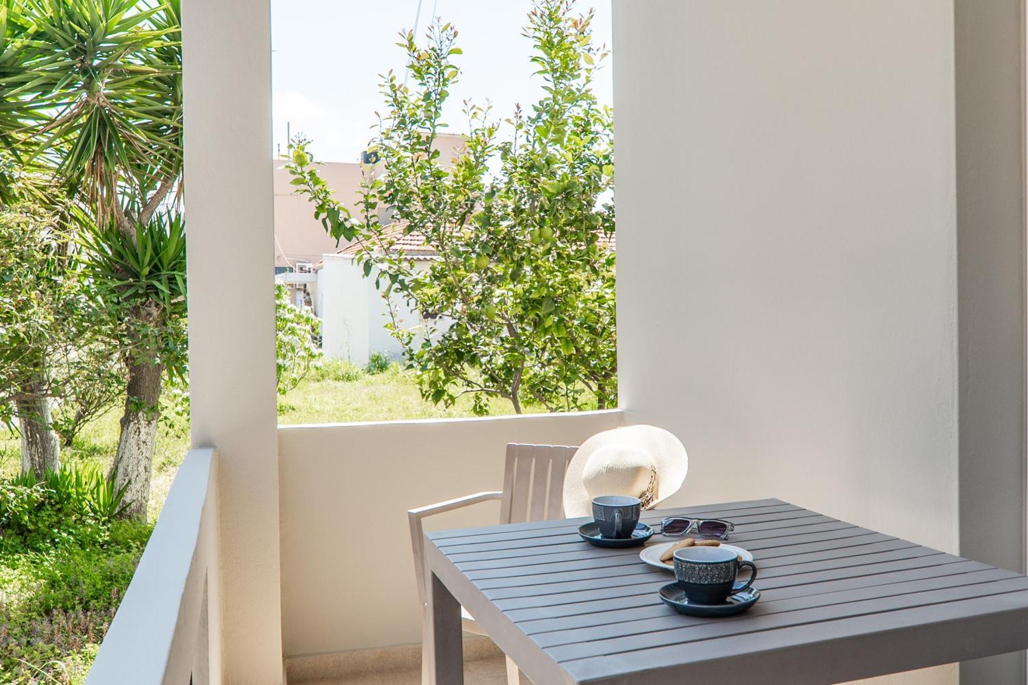 Manos Beachside Apartments Agia Marina  ภายนอก รูปภาพ