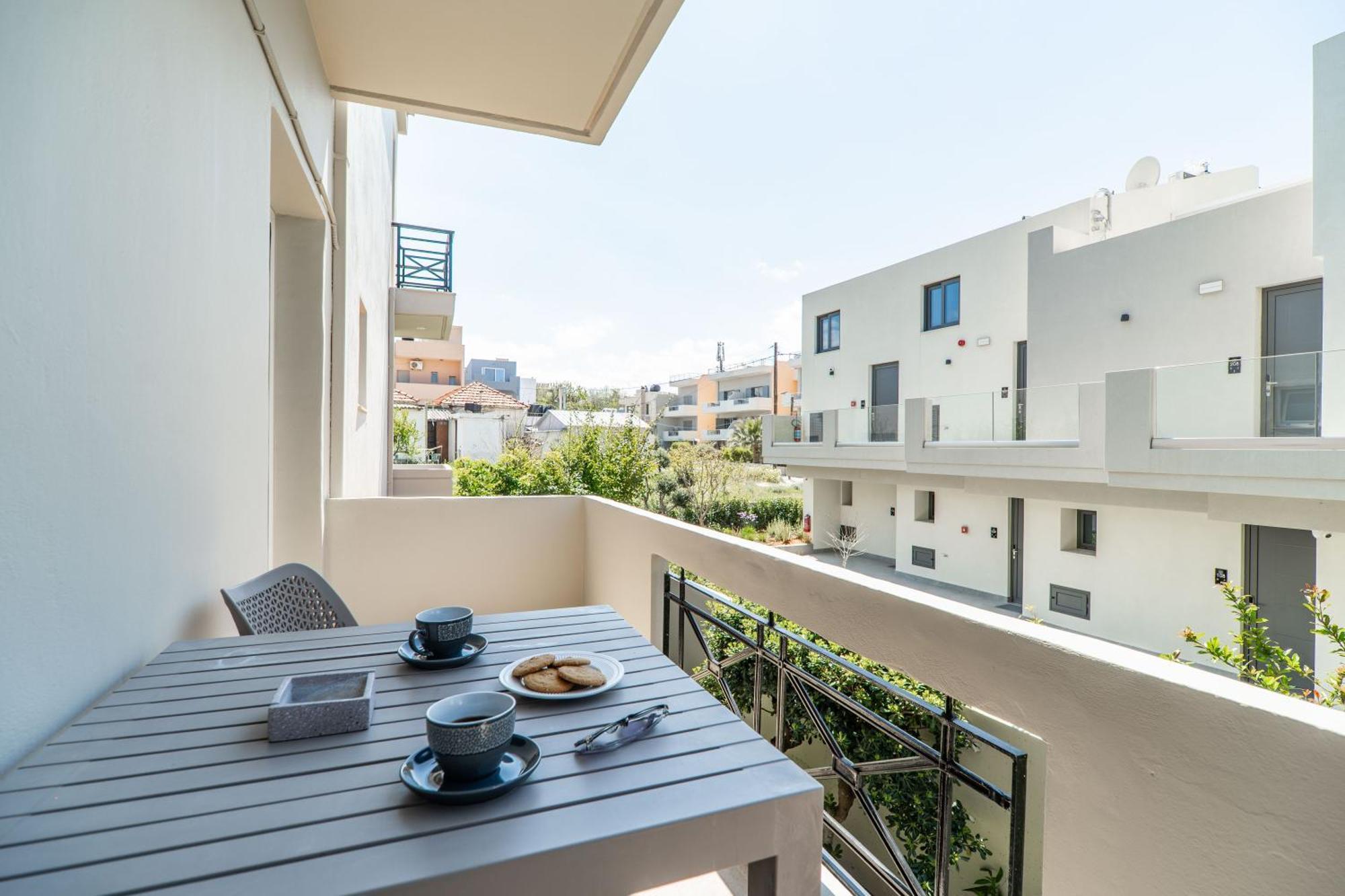 Manos Beachside Apartments Agia Marina  ภายนอก รูปภาพ