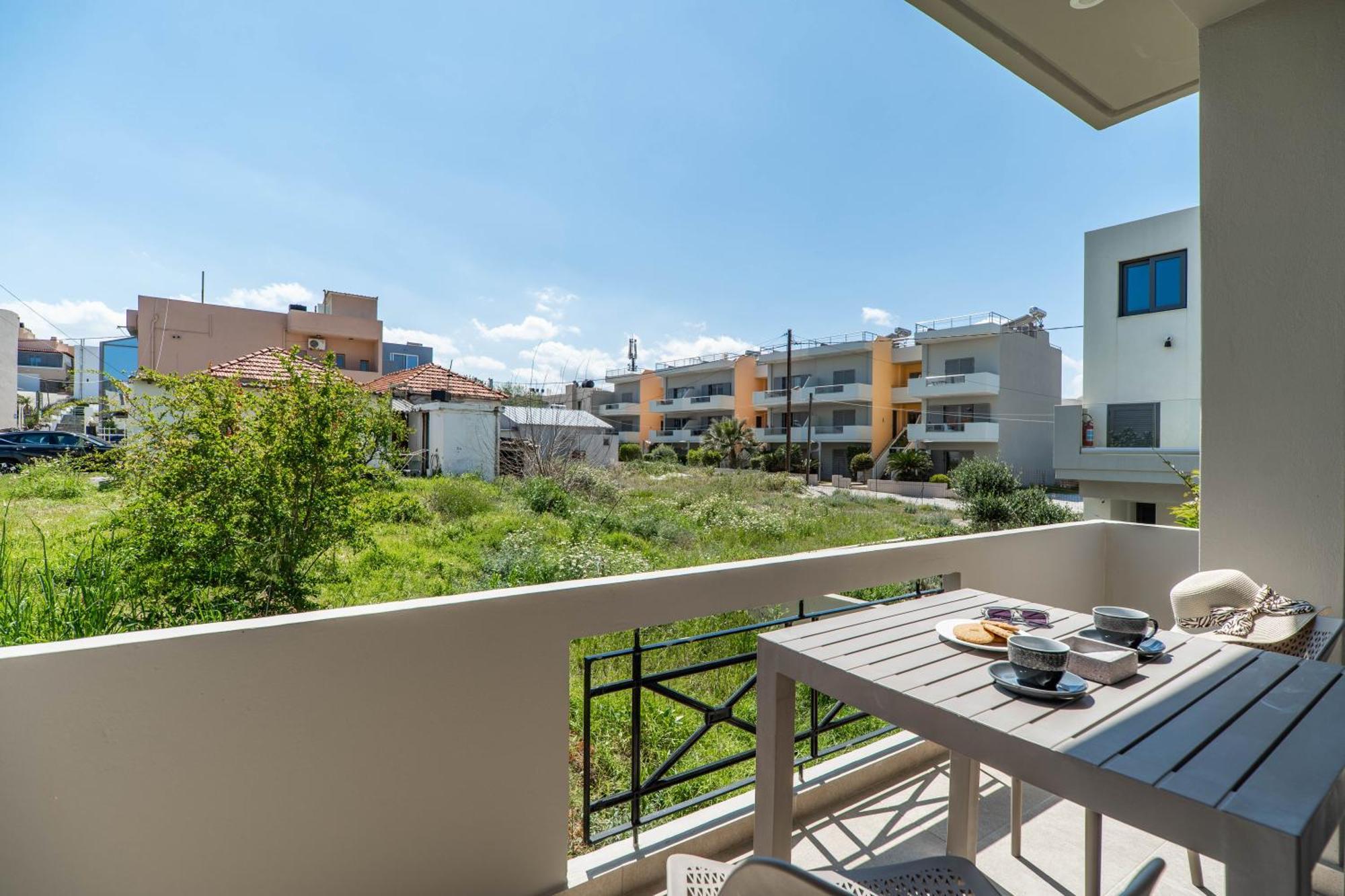 Manos Beachside Apartments Agia Marina  ภายนอก รูปภาพ