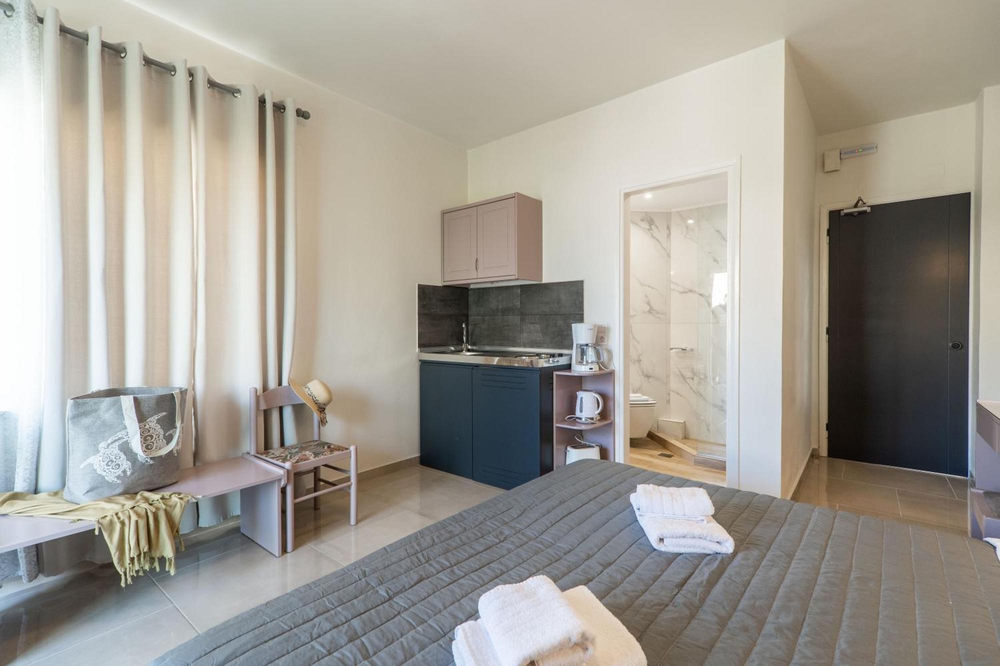 Manos Beachside Apartments Agia Marina  ภายนอก รูปภาพ