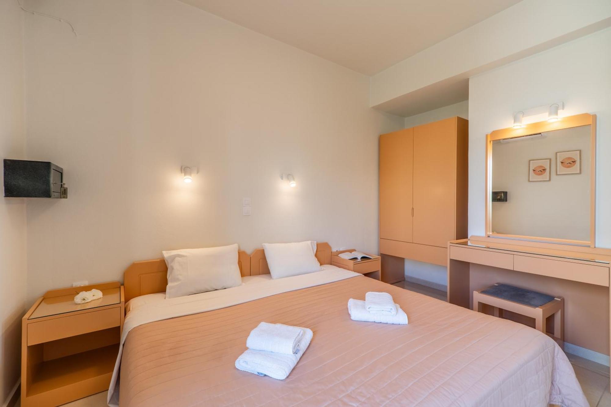 Manos Beachside Apartments Agia Marina  ห้อง รูปภาพ
