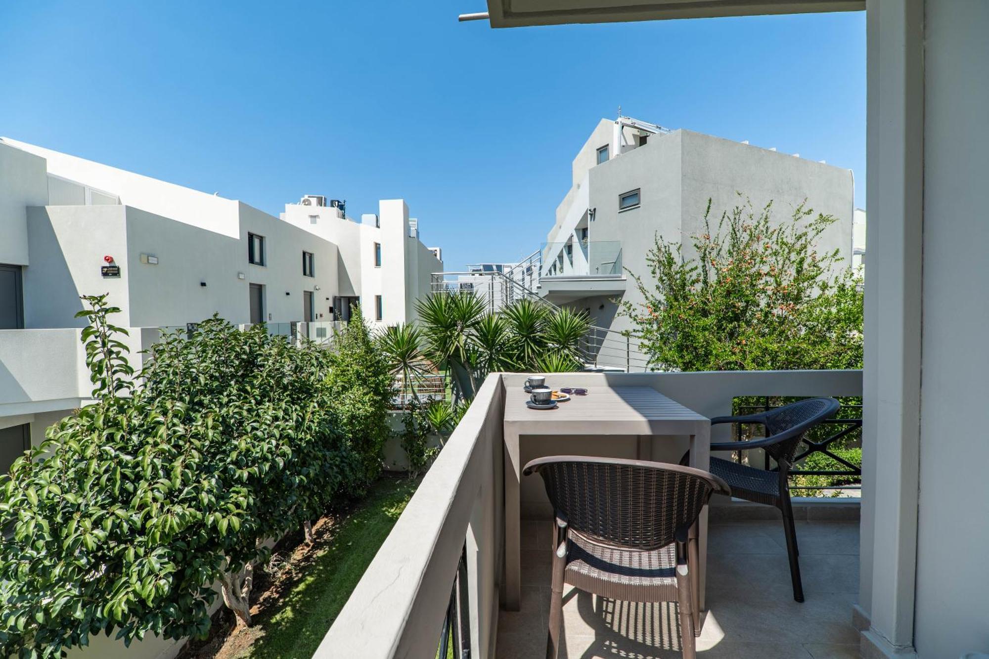 Manos Beachside Apartments Agia Marina  ภายนอก รูปภาพ