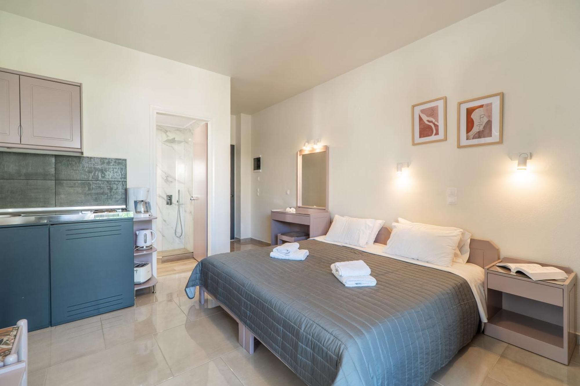 Manos Beachside Apartments Agia Marina  ภายนอก รูปภาพ