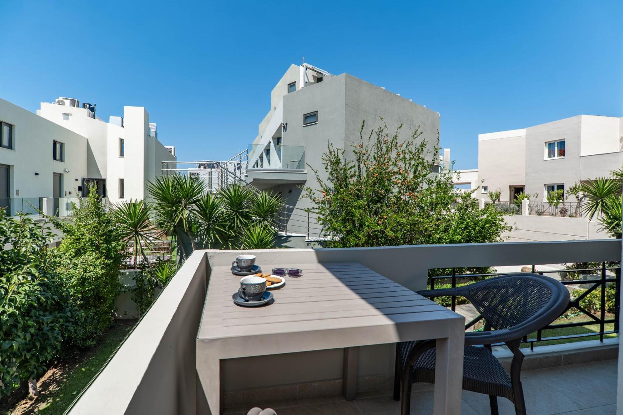Manos Beachside Apartments Agia Marina  ภายนอก รูปภาพ