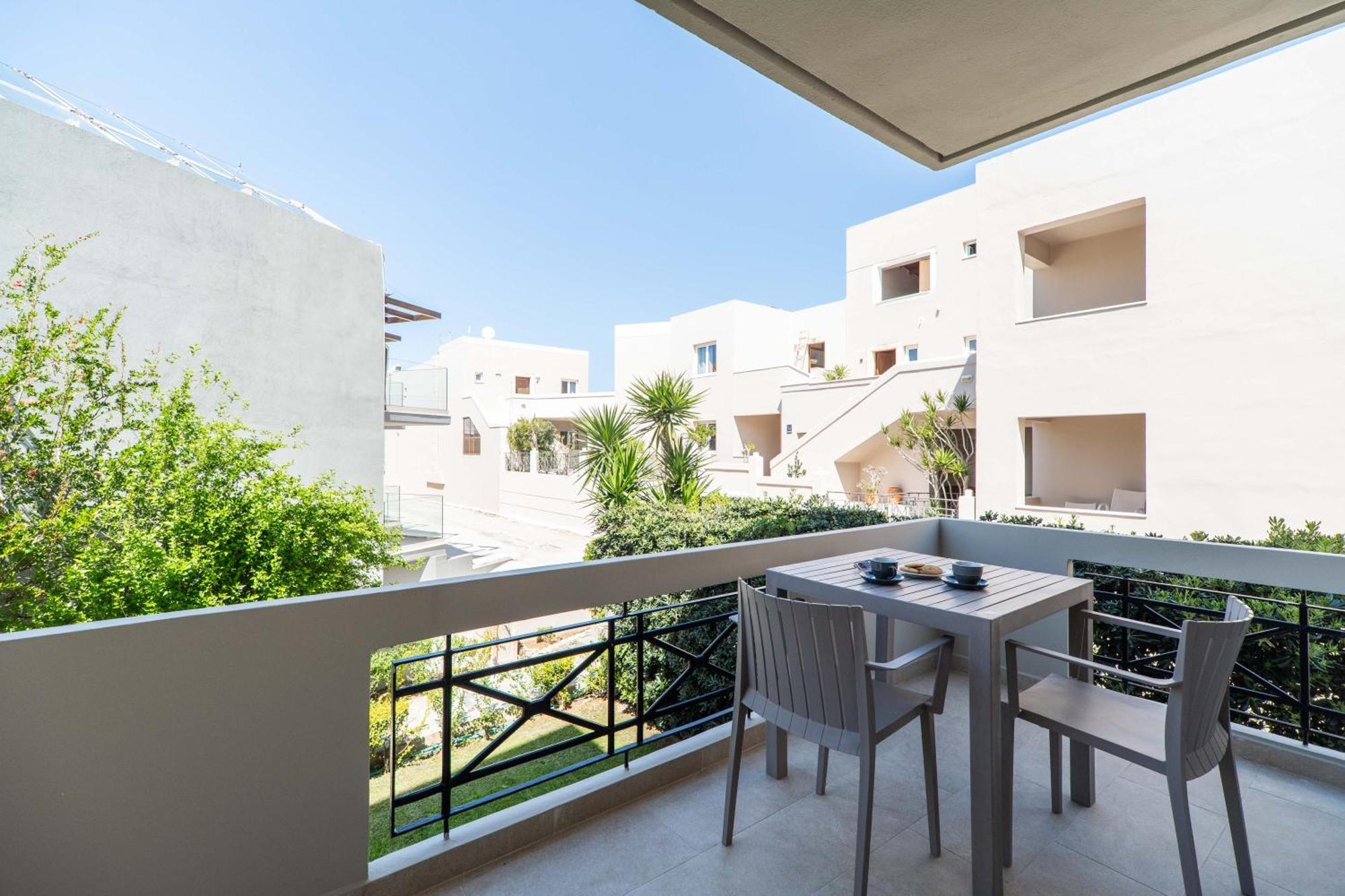 Manos Beachside Apartments Agia Marina  ภายนอก รูปภาพ