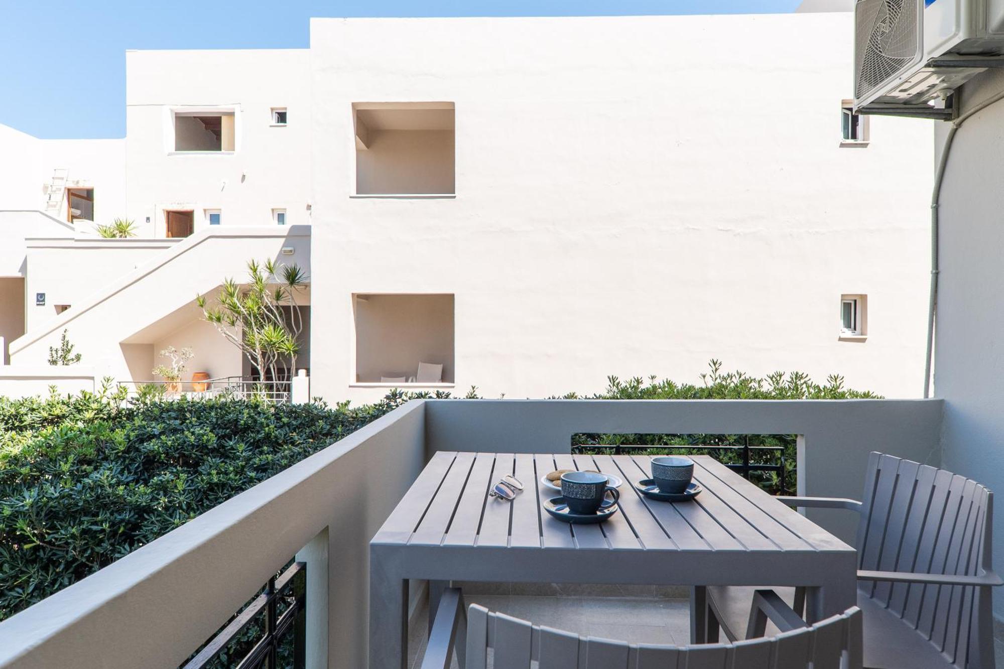 Manos Beachside Apartments Agia Marina  ภายนอก รูปภาพ
